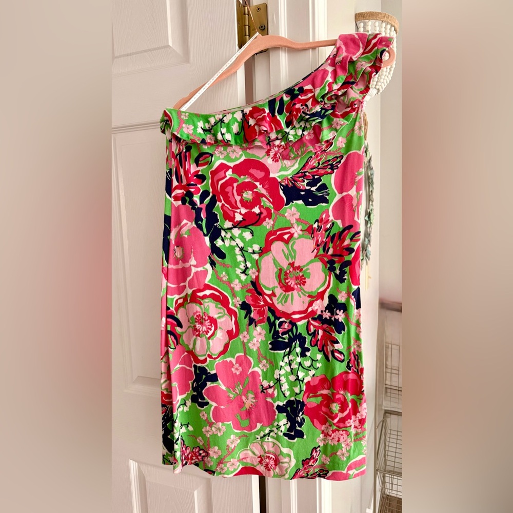 LILLY PULITZER WINNIE DRESS! SZ SML
Tarzan. Ruffle. A Thing Called Love pattern